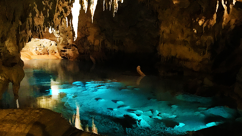 洞窟内の水滴